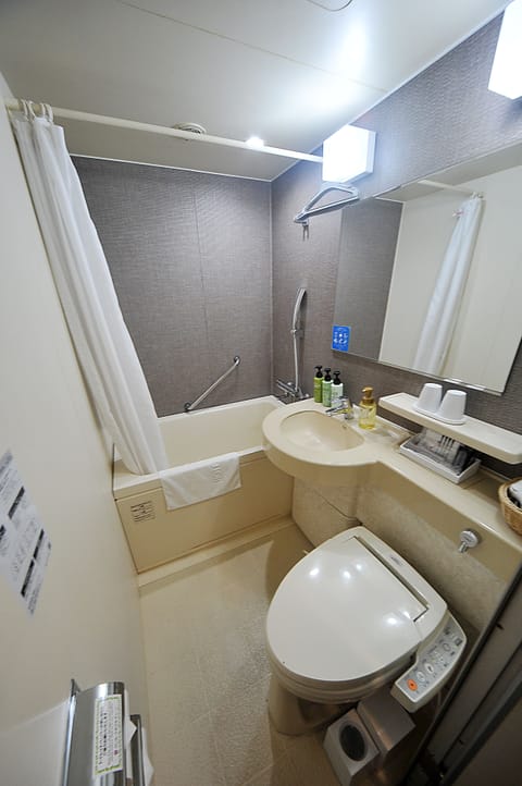 Combined shower/tub, deep soaking tub, free toiletries, hair dryer