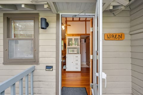 Classic Cottage, 2 Bedrooms, Pets Allowed | Interior