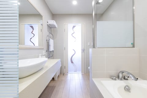 Suite, Non Smoking | Bathroom | Shower, free toiletries, hair dryer, slippers