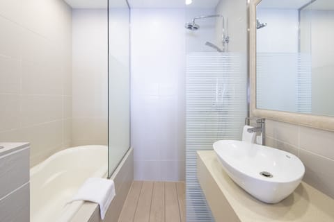 Suite, Non Smoking | Bathroom | Shower, free toiletries, hair dryer, slippers