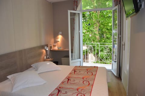 Comfort Double Room | In-room safe, desk, free WiFi, bed sheets