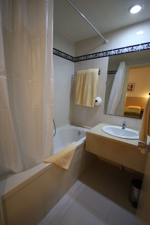 Combined shower/tub, hair dryer, towels