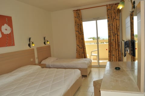 Triple Room, Sea View | Blackout drapes, free cribs/infant beds, bed sheets