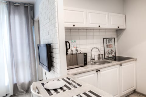 Apartment Studio Deluxe  | Private kitchen | Full-size fridge, microwave, coffee/tea maker, electric kettle