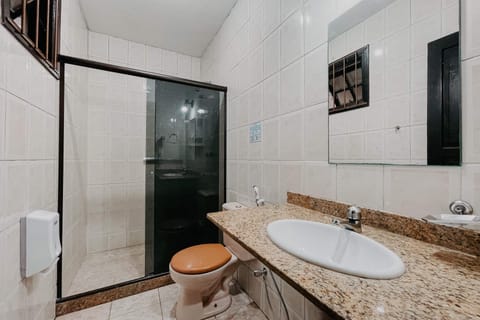 Economy Room | Bathroom | Shower, free toiletries, hair dryer, towels