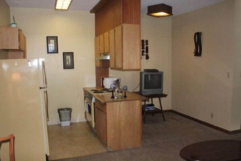 Kendall Suite | Private kitchenette | Full-size fridge, microwave, stovetop, dishwasher