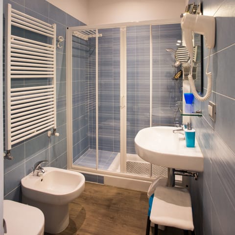 Comfort Triple Room, Refrigerator & Microwave | Bathroom | Shower, free toiletries, hair dryer, bidet