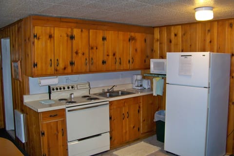 Cabin, 1 Bedroom (Cabin 18) | Private kitchen | Microwave, coffee/tea maker