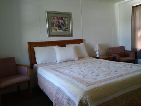 Room, 1 Queen Bed | Free WiFi, bed sheets