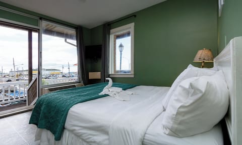 Superior Double Room, 1 Queen Bed, Refrigerator, Ocean View | Blackout drapes, free WiFi, bed sheets