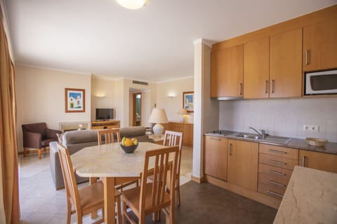 Family Suite, Sea View | Private kitchen | Mini-fridge, microwave, stovetop, dishwasher