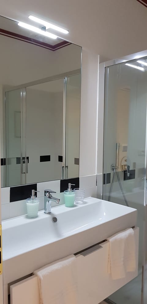 Comfort Triple Room, 1 Bedroom, Kitchenette | Bathroom | Shower, free toiletries, hair dryer, bidet