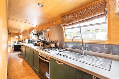 Luxury Cabin (Houseboat - 2 double & 1 bunk bed) | Private kitchen | Fridge, microwave, stovetop, coffee/tea maker