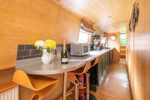 Luxury Cabin (Houseboat - 2 double & 1 bunk bed) | Private kitchen | Fridge, microwave, stovetop, coffee/tea maker