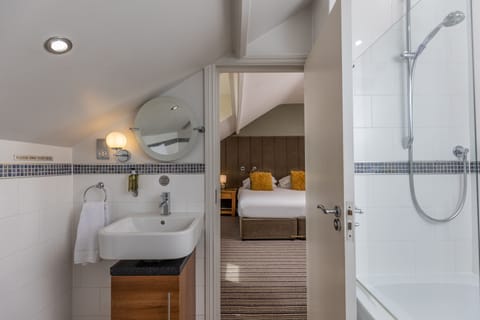 Executive Double or Twin Room | Bathroom | Shower, free toiletries, hair dryer, towels