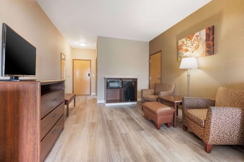 Standard Room, 1 King Bed, Non Smoking, Jetted Tub (Larger Room) | Desk, laptop workspace, iron/ironing board, WiFi