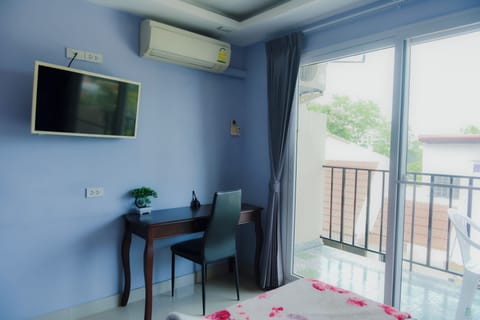 Premier Double Room | Minibar, in-room safe, desk, free WiFi