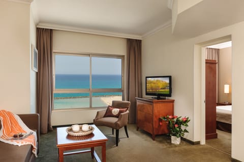 Deluxe Suite | Minibar, in-room safe, desk, iron/ironing board