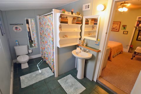 Combined shower/tub, deep soaking tub, free toiletries, hair dryer