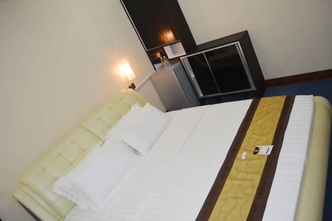 Standard Room, 1 King Bed, Non Smoking | Free WiFi, bed sheets