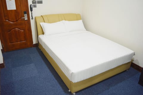 Economy Room, 1 Queen Bed, Non Smoking | Free WiFi, bed sheets