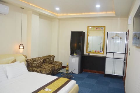 Luxury Room, 1 King Bed, Non Smoking | Free WiFi, bed sheets