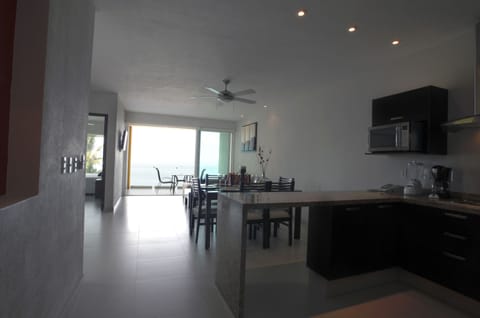 Departamento, 2 habitaciones, 3 balcones vista al océano | Private kitchenette | Fridge, microwave, stovetop, blender