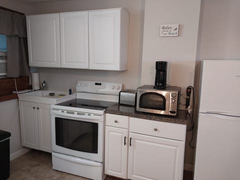 Economy Room, 1 King Bed | Private kitchen | Fridge, microwave, oven, stovetop