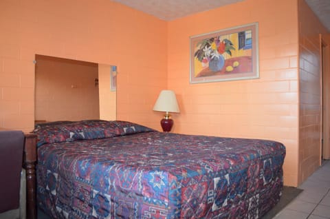 Standard Room, 1 Queen Bed, Non Smoking | Free WiFi, bed sheets