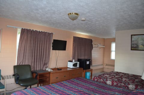 Standard Room, 1 Queen Bed, Non Smoking | Bathroom | Shower, free toiletries, towels