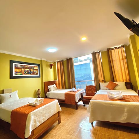 Triple Room | Minibar, desk, free WiFi, bed sheets