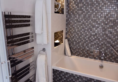 Superior Suite (The Glen Room) | Bathroom | Combined shower/tub, free toiletries, hair dryer, towels