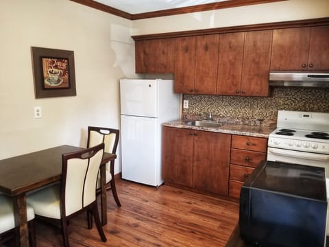 Suite, 1 Bedroom, Kitchenette, Lake View | Private kitchenette | Fridge, microwave, oven, stovetop