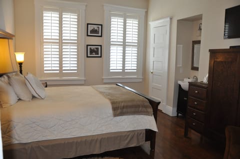 Room, 1 Queen Bed, Veranda View | In-room safe, individually decorated, individually furnished