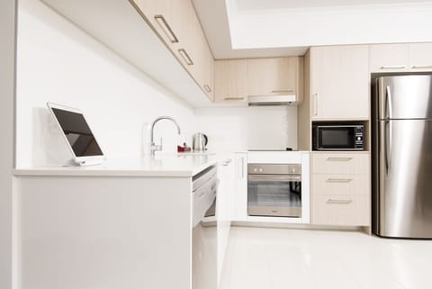 Full-size fridge, microwave, oven, stovetop