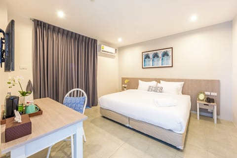 Deluxe Double or Twin Room, Non Smoking | In-room safe, desk, soundproofing, free WiFi