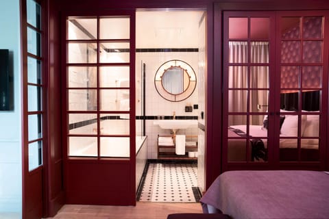 Suite (The Grande Terrave) | Bathroom | Shower, eco-friendly toiletries, hair dryer, towels