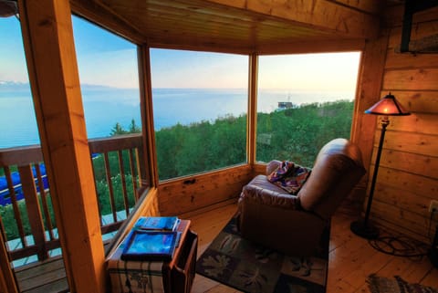 Dovetail Log Cabin | Balcony view