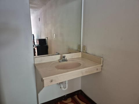 Standard Room, 1 King Bed, Non Smoking | Bathroom | Shower, free toiletries, towels, soap