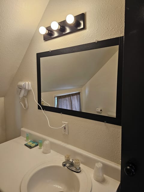 Room, 1 King Bed | Bathroom | Free toiletries, towels