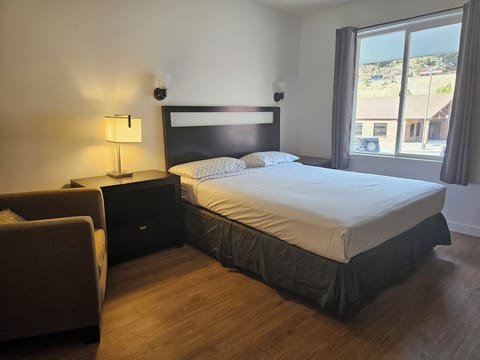 Room, 1 Queen Bed | Desk, free WiFi, bed sheets