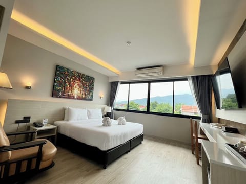 Prestige Room With Bathtub | In-room safe, desk, free WiFi, bed sheets