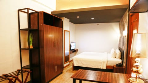 Business Suite | Desk, free WiFi, bed sheets