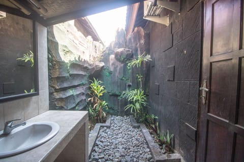 Standard Double or Twin Room | Bathroom | Shower, designer toiletries, towels