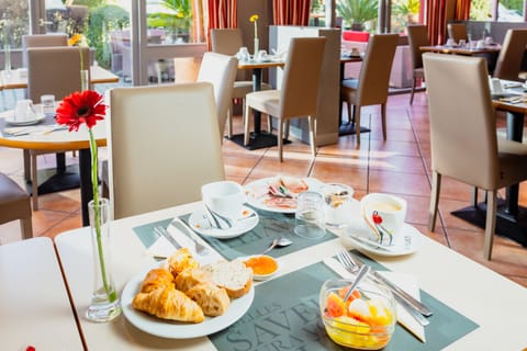 Daily buffet breakfast for a fee