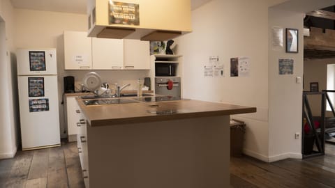 Bed in 8 beds dormitory with shared bathroom | Shared kitchen | Fridge, microwave, oven, stovetop
