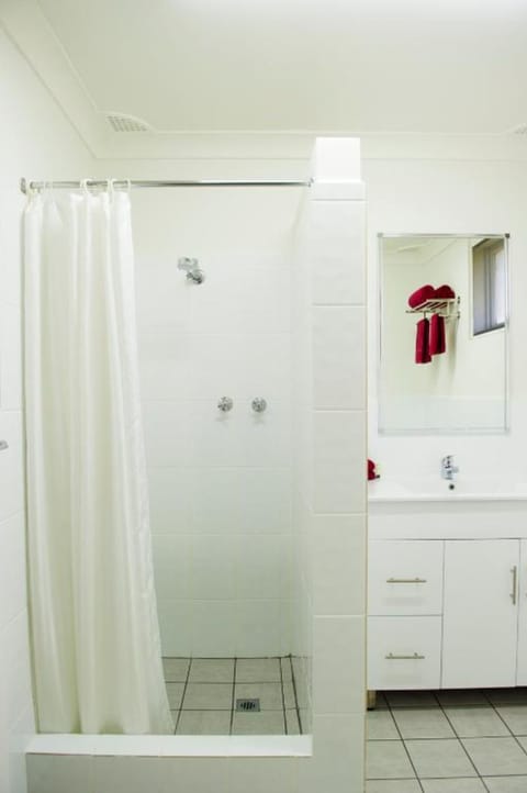 Executive Room, 1 Queen Bed | Bathroom | Shower, free toiletries, hair dryer, towels