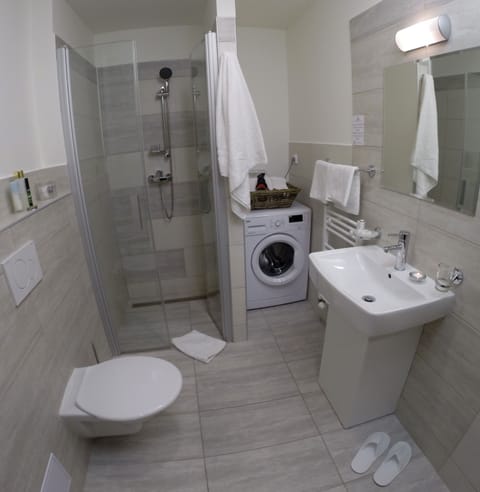 Grand Apartment | Bathroom | Shower, free toiletries, hair dryer, towels