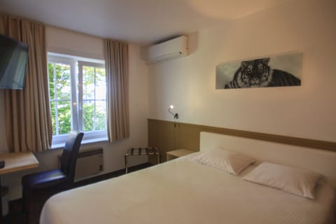 Double Room | Desk, iron/ironing board, free cribs/infant beds, rollaway beds