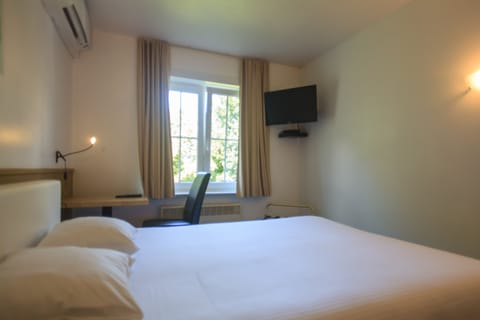 Double Room | Desk, iron/ironing board, free cribs/infant beds, rollaway beds